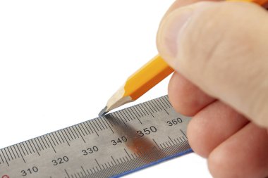 Kalem cetvel yardımıyla düz bir çizgi çiz