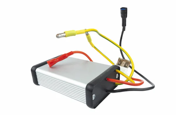 Voltaj regülatörü beyaz arkaplanı kapatır