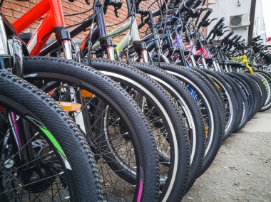 Bisikletler sıraya dizilir. Tekerlekler yakın çekim