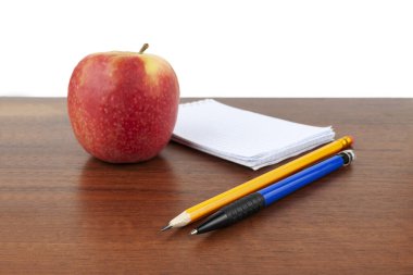 Elma kalemi masanın üzerinde.