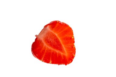 Beyaz arka planda olgun çileklerin yarısı.