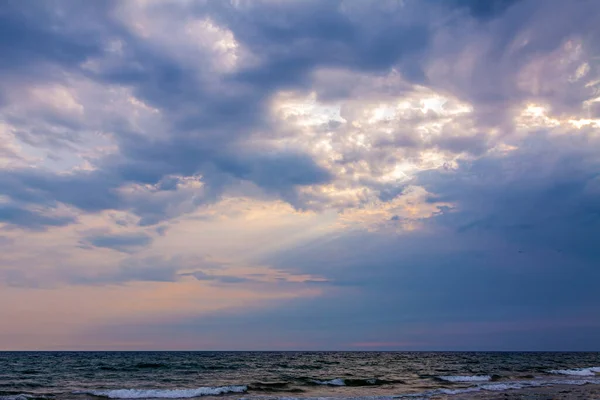Gün batımında denizin üzerinde güzel mavi gökyüzü.