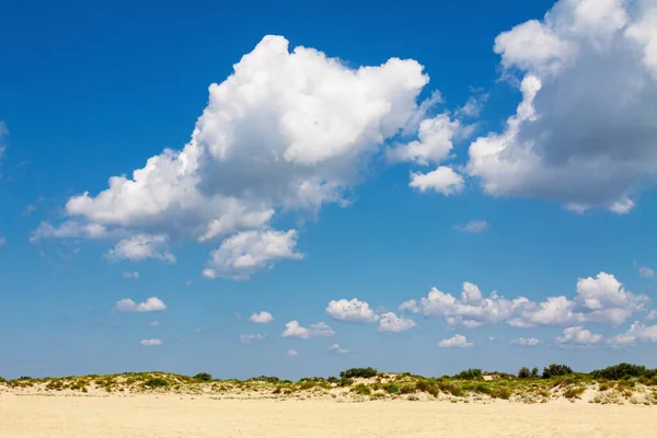 Кучевые Облака Над Песчаными Холмами — стоковое фото