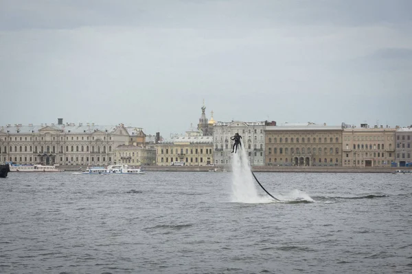 Su üzerinde atlet uçuşu