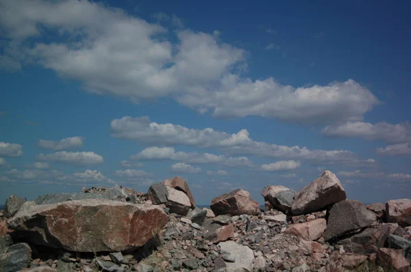 돌과 하늘 맑은 날에 — 스톡 사진
