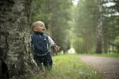 Bir yıl çocuk yaz parkta çim üzerinde koyu kahverengi gözlü