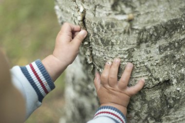 Bir yıl çocuk yaz parkta çim üzerinde koyu kahverengi gözlü