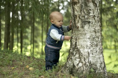 Bir yıl çocuk yaz parkta çim üzerinde koyu kahverengi gözlü
