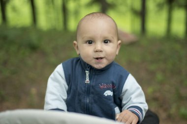 Bir yıl çocuk yaz parkta çim üzerinde koyu kahverengi gözlü
