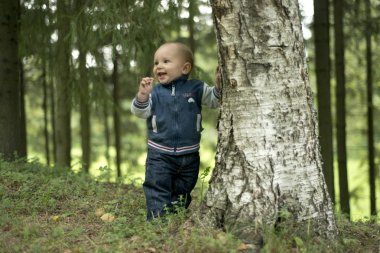 Bir yıl çocuk yaz parkta çim üzerinde koyu kahverengi gözlü