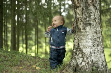 Bir yıl çocuk yaz parkta çim üzerinde koyu kahverengi gözlü