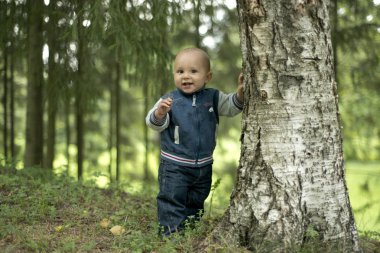 Bir yıl çocuk yaz parkta çim üzerinde koyu kahverengi gözlü