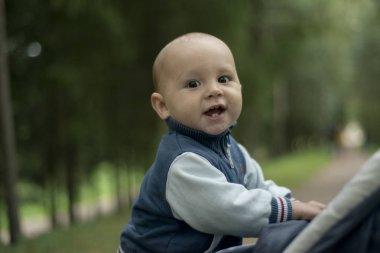 Bir yıl çocuk yaz parkta çim üzerinde koyu kahverengi gözlü