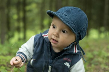 Bir yıl çocuk yaz parkta çim üzerinde koyu kahverengi gözlü