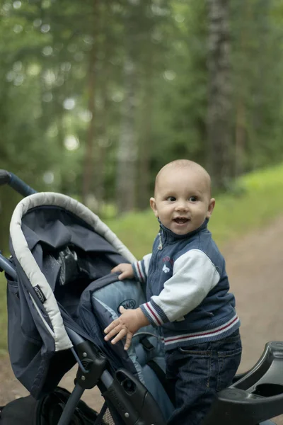 Bir yıl çocuk yaz parkta çim üzerinde koyu kahverengi gözlü
