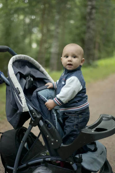 Bir yıl çocuk yaz parkta çim üzerinde koyu kahverengi gözlü
