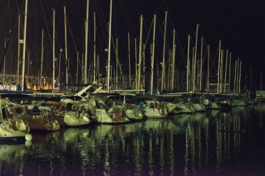 Geceleri Herzliya 'da Yatlar