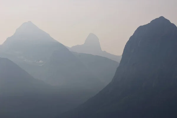 Smoky, pemandangan ajaib ke pegunungan — Stok Foto