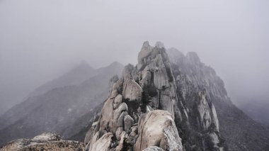 Seoraksan dağlarda kar fırtınası. Zirve görünümden. Güney Kore
