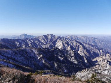 Güzel dağlara en yüksekliği Seoraksan en yüksek dağlarından görüntüleyin. Güney Kore