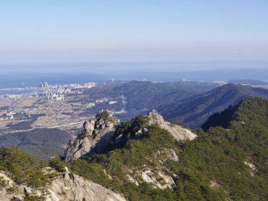 Zirve görünümünden güzel dağlara. Seoraksan Milli Parkı. Güney Kore