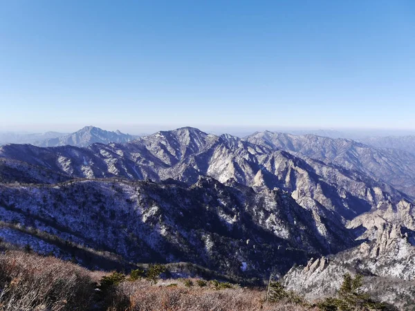 Seoraksan 山脉最高的山峰看美丽的山脉 — 图库照片