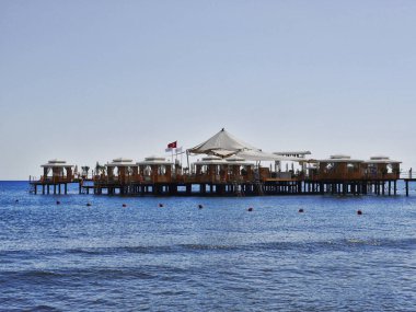 Su güzel restoran. Beach Antalya şehir. Akdeniz, Türkiye