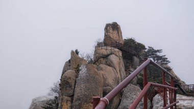 Yükseklik dağ tepe Ulsan Bawi. Seoraksan Milli Parkı. Güney Kore