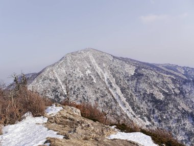 Güzel dağlar Seoraksan için harika bir manzara. Güney Kore