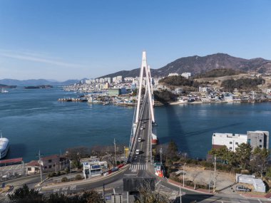 Büyük köprünün altından bir Yeosu bay city, Güney Kore
