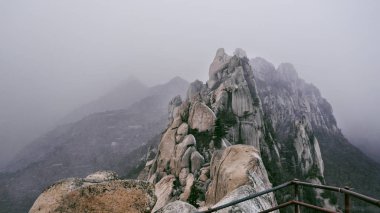 Yüksek dağların en yüksek Ulsanbawi Seoraksan Milli Parkı'nda güzel manzara. Güney Kore