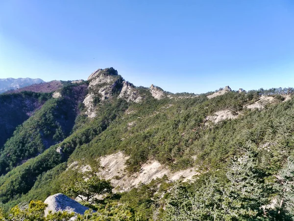 美しい山々 に高いピークからの眺め 雪岳山国立公園 — ストック写真