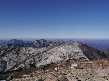 En yüksek tepe Daecheongbong görünümünden güzel dağlara. Seoraksan Milli Parkı. Güney Kore