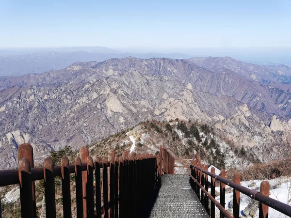 Σκάλες Προς Κάτω Και Όμορφα Βουνά Του Εθνικού Πάρκου Seoraksan — Φωτογραφία Αρχείου