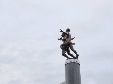 Sokcho kentinin merkezindeki parkta heykeller. Güney Kore. Ocak 2018