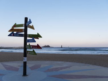 Dünya ülkelerinin indekslerinin olduğu bir işaret levhası. Sokcho şehri. Güney Kore. Ocak 2018