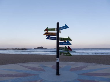 sütun dizinleri dünya ülkeleri ile. Sokcho şehir. Güney Kore. Ocak 2018