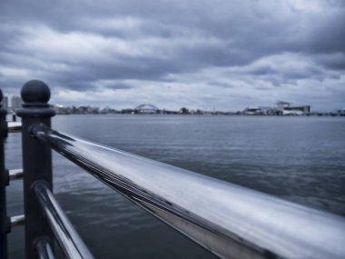 Parmaklık ve arka planda Sokcho şehir Körfezi. Güney Kore. Ocak 2017