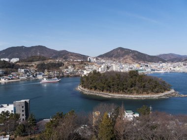 Bay Yeosu şehrin küçük adada. Güney Kore. Ocak 2018
