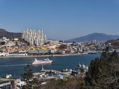 Büyük gemi Yeosu bay City. Güney Kore. Ocak 2018