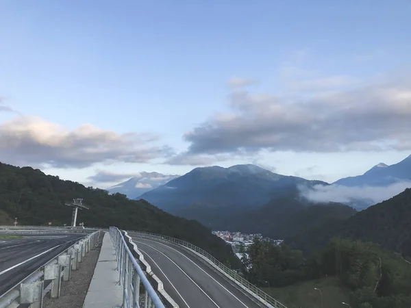 Bergstraße im Kaukasus. Sotschi, Russland — Stockfoto