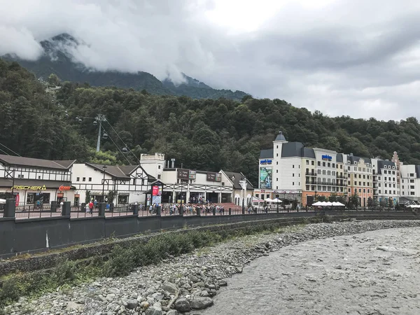 Sochi / Ryssland - augusti 2019: Utsikten från linbanan till Roza Kh — Stockfoto