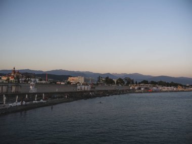 Adler şehri / Rusya - Ağustos 2019: A denizinin altında gün batımı