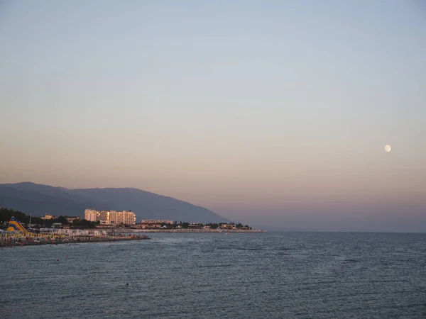 Adler cidade / Rússia - agosto 2019: Pôr do sol sob a beira-mar de A — Fotografia de Stock