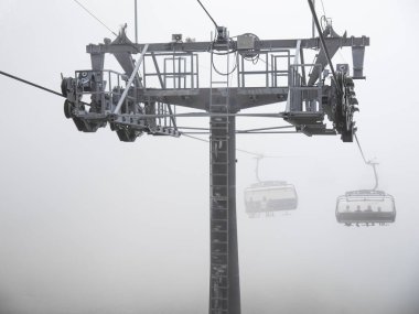 Sis içindeki teleferik. Kafkas dağları. Soçi bölgesi, Rusya
