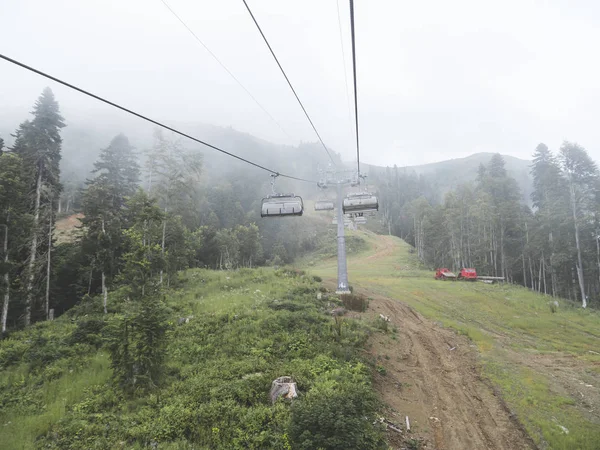 O teleférico nas montanhas do Cáucaso. Sochi area, Roza Khutor, Ru — Fotografia de Stock