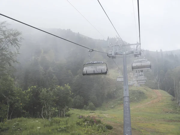 O teleférico nas montanhas do Cáucaso. Sochi area, Roza Khutor, Ru — Fotografia de Stock