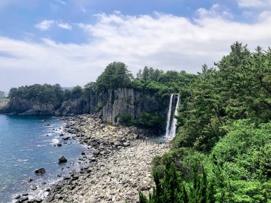 Jeju adasındaki yüksek şelale Jeongbang. Güney Kore