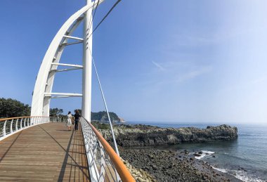 Saeseom Adası 'ndaki Saeyeongyo köprüsü. Seogwipo, Güney Kore