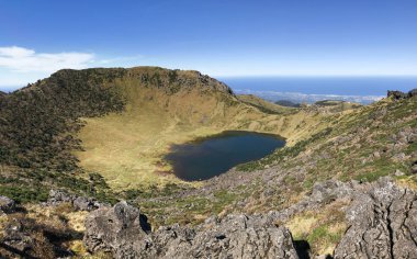 Hallasan volkanı kraterine bakın. Jeju Adası, Güney Kore
